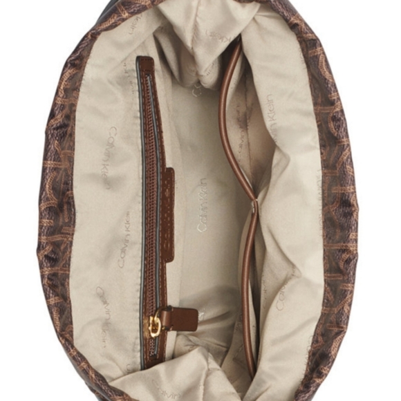 Calvin Klein 2-in-1 Signature Bucket Bag - Picture 4 of 7